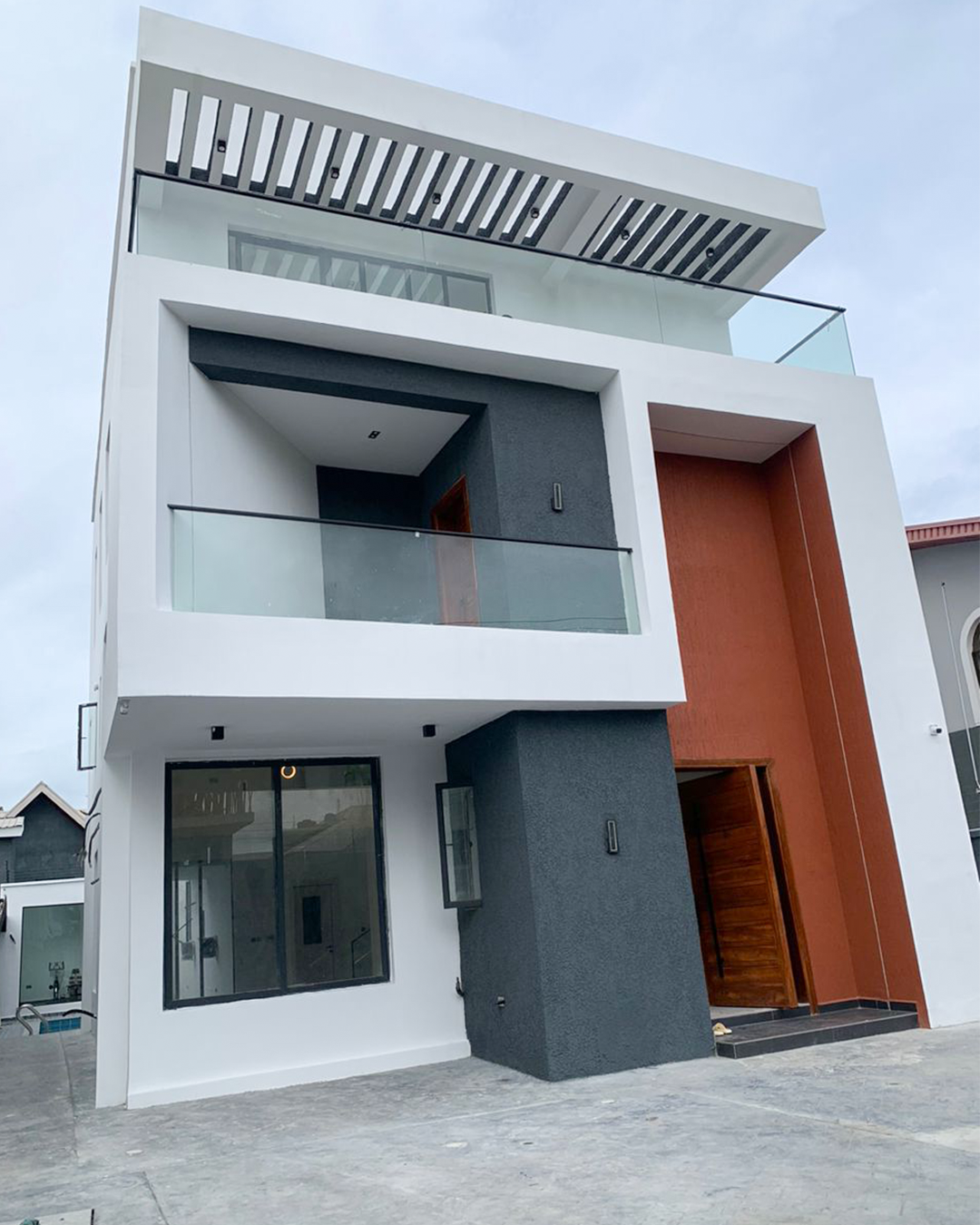 LUXURY 5-BEDROOM FULLY DETACHED HOUSE