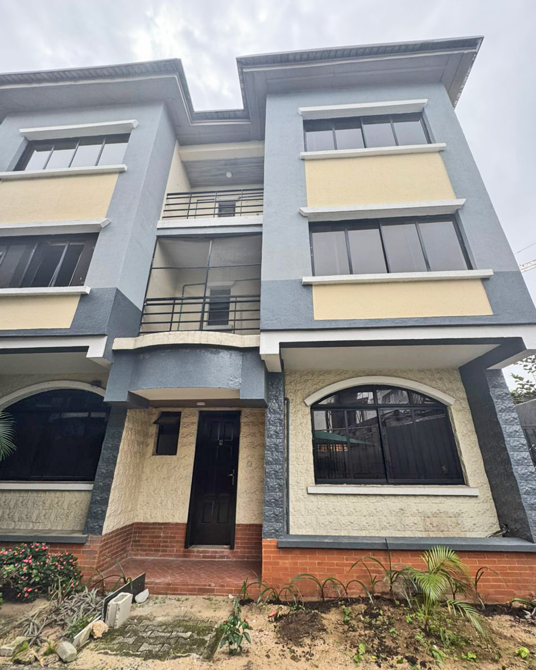 4 BEDROOM TERRACE HOUSE WITH DOMESTIC QUARTERS