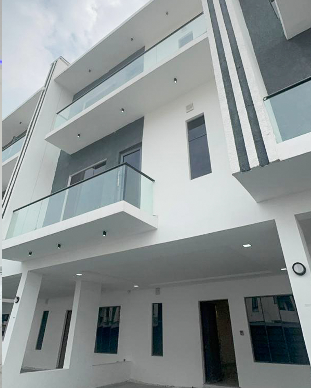 4 BEDROOM TERRACE WITH DOMESTIC QUARTERS