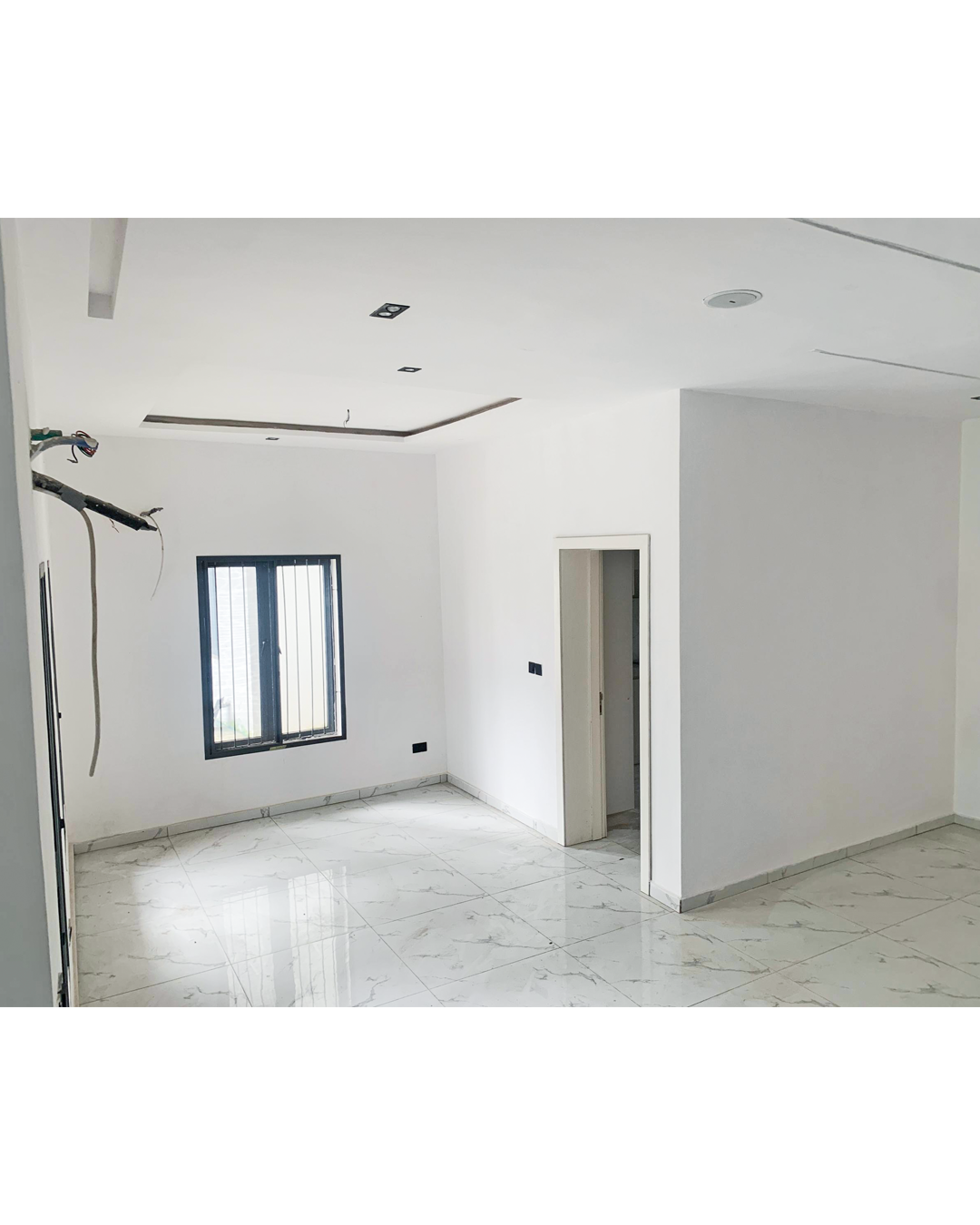 4 BEDROOM SEMI-DETACHED HOUSE WITH DOMESTIC QUARTERS