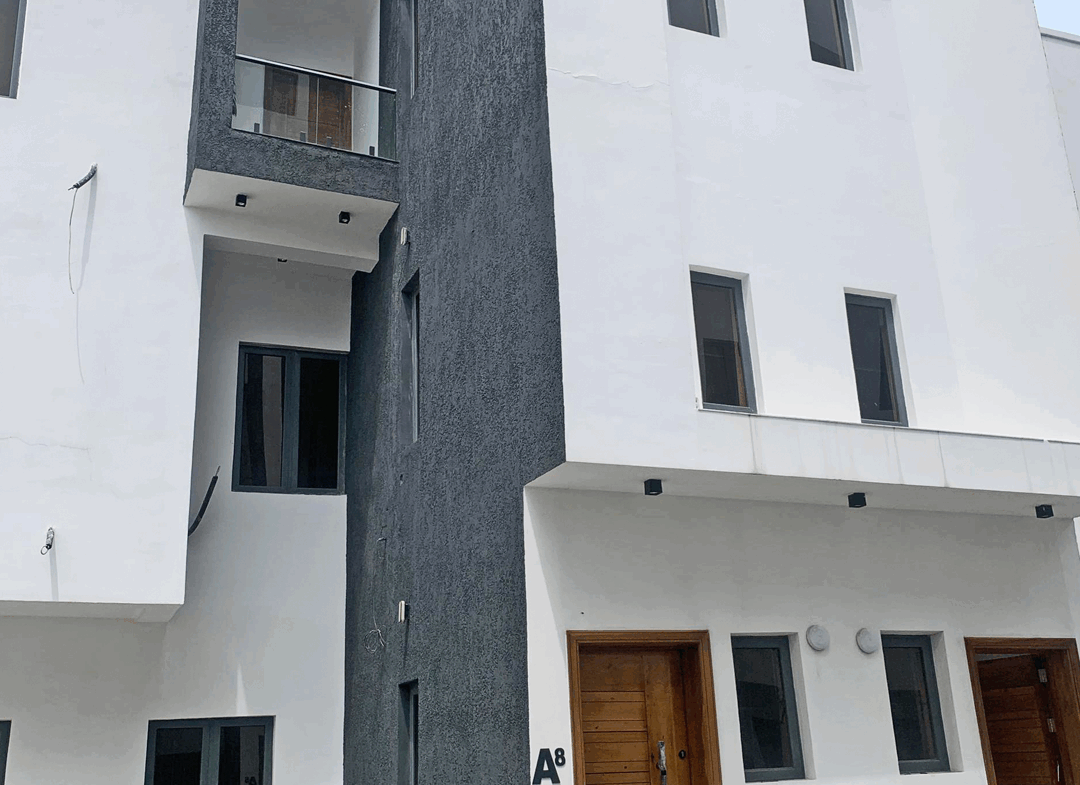 4 BEDROOM SEMI-DETACHED HOUSE WITH DOMESTIC QUARTERS