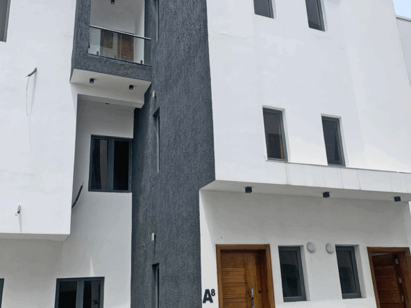 4 BEDROOM SEMI-DETACHED HOUSE WITH DOMESTIC QUARTERS