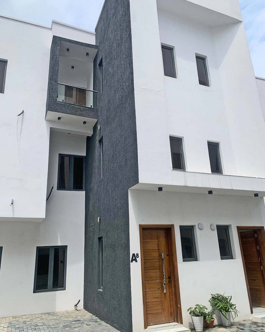 4 BEDROOM SEMI-DETACHED HOUSE WITH DOMESTIC QUARTERS